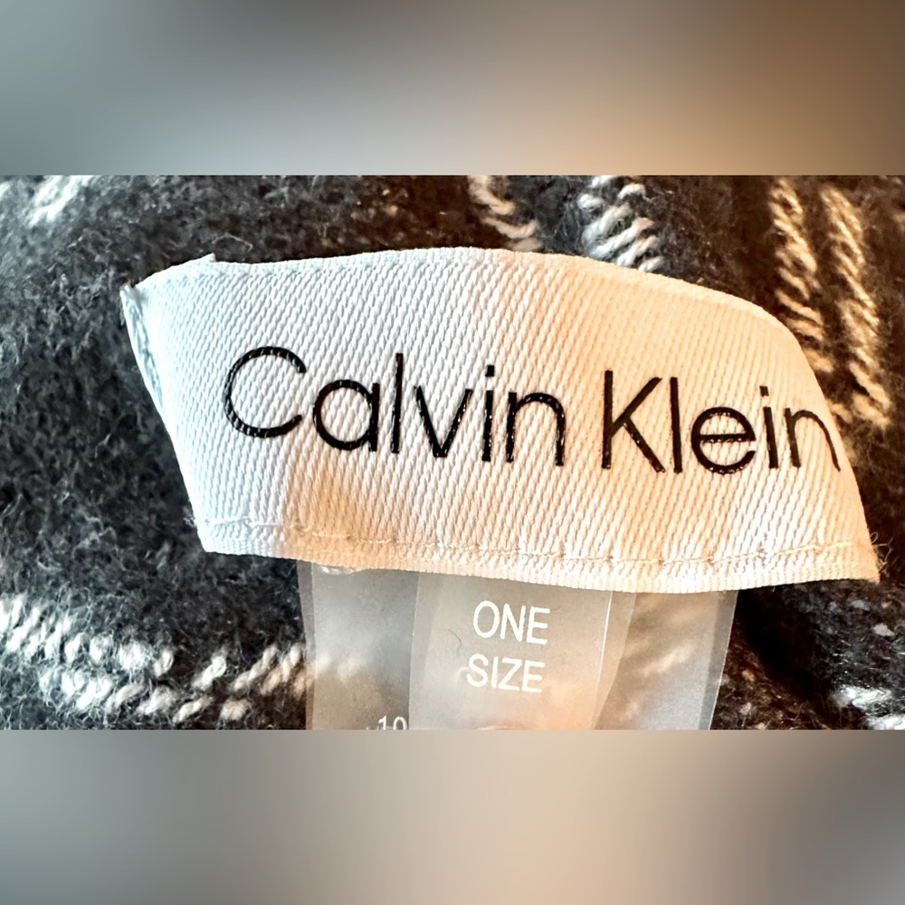 NWT!❄️Calvin Klein!☃️Shrug w/fringes!❄️One Size fits all/black/white - Picture 9 of 13